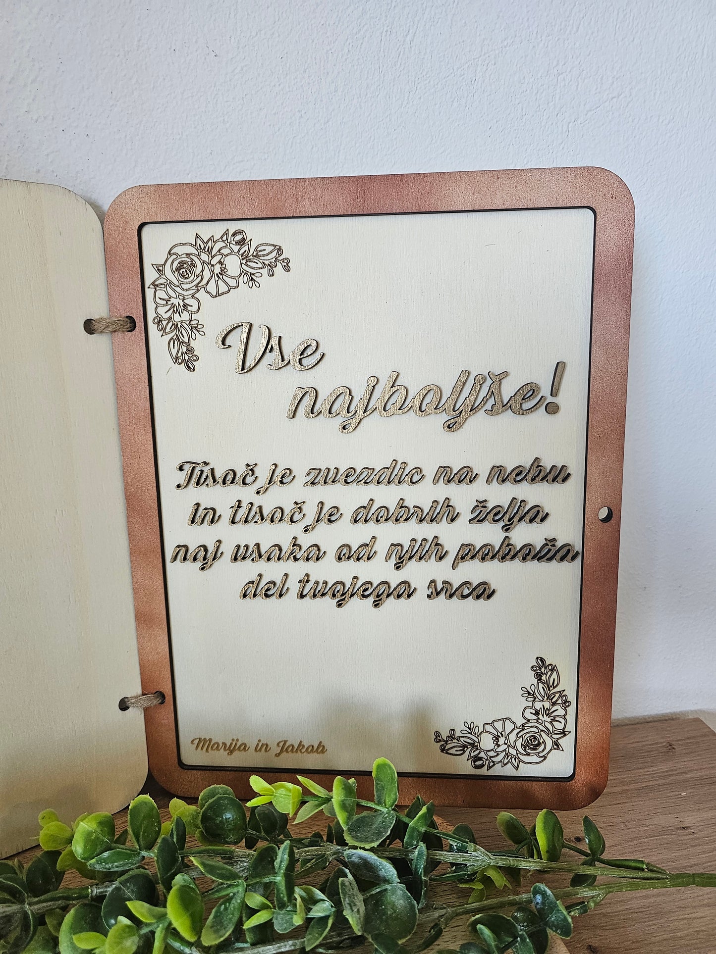Lesena knjiga z mislijo